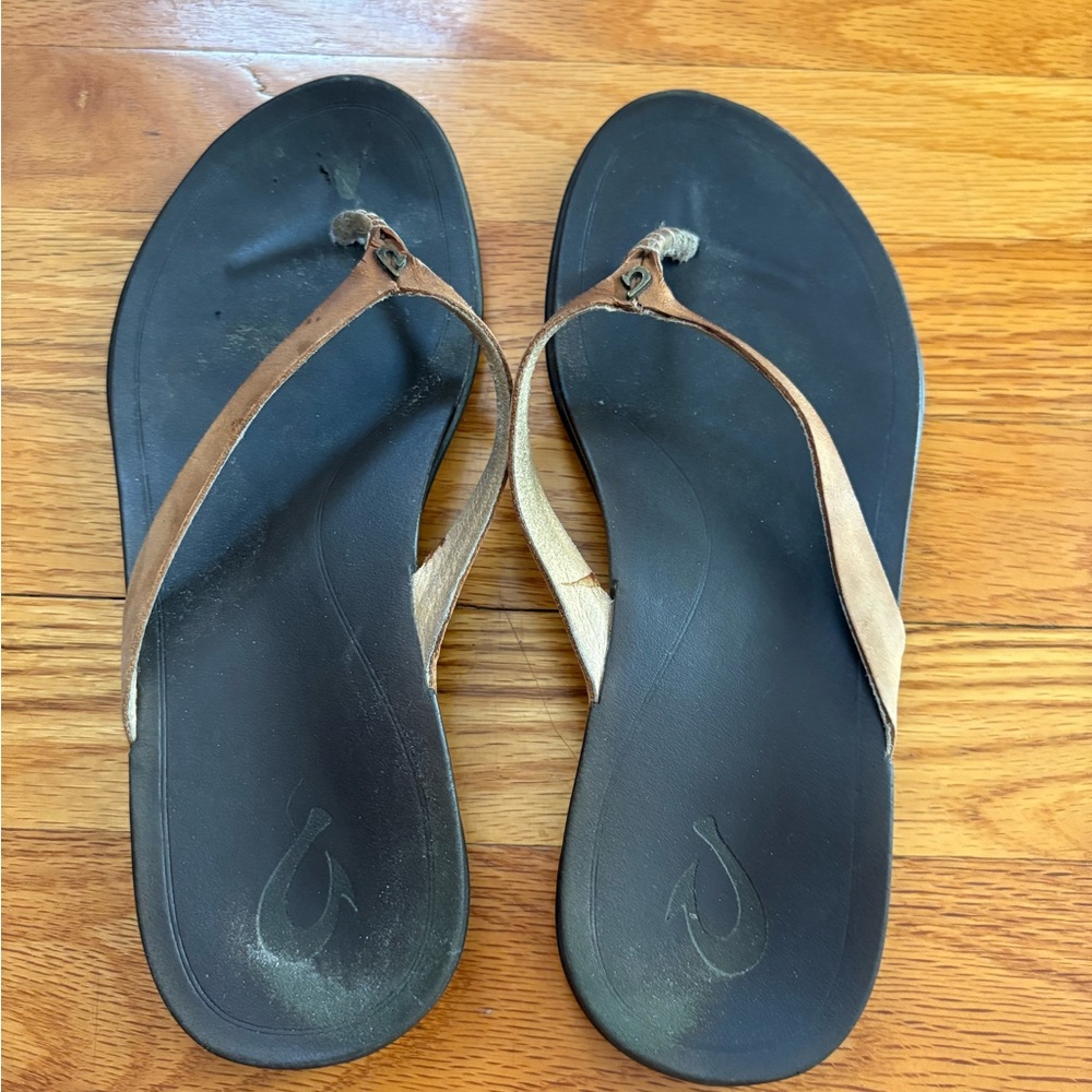 OluKai Women's Tan and Black Sandals